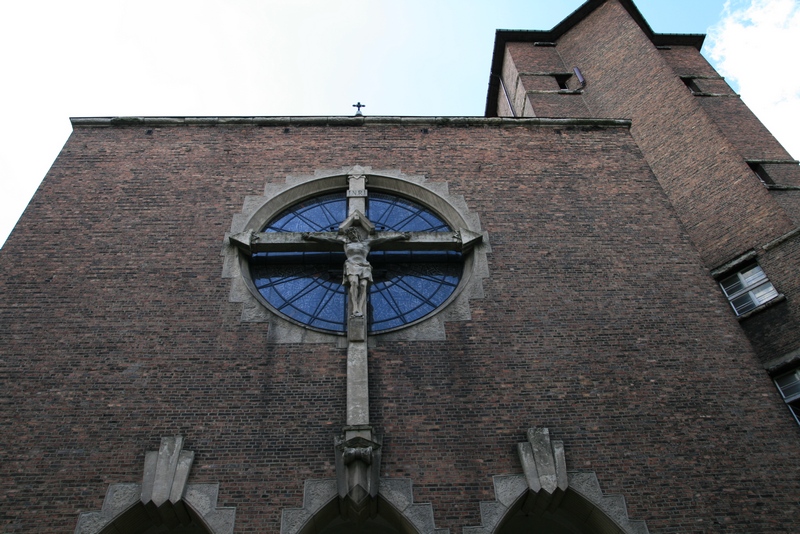 krucyfiks na frontonie kościoła