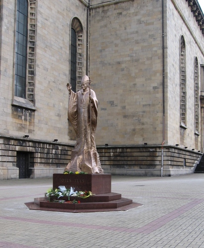 Plik:Katowice katedra pomnik JP.jpg
